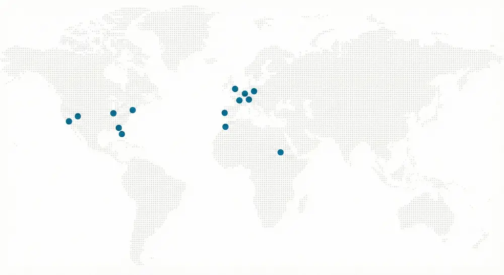Carte du monde grise avec points bleus marquant les interventions My Art Box (USA, Europe, Afrique) depuis 1999.