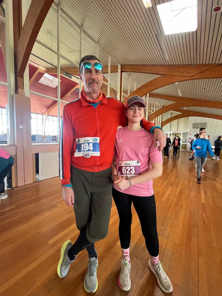 Christophe Chazot et sa fille Lila May posant ensemble après une course de 5000m, symbolisant l'éducation par l'exemple et la transmission des valeurs.